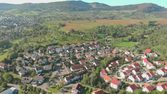 德国村庄和葡萄园的鸟瞰图视频的预览图