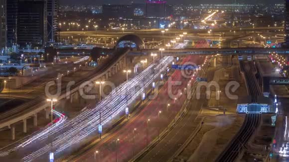 从空中俯瞰到迪拜码头附近的谢赫扎耶德路和JLT夜到白天迪拜视频的预览图