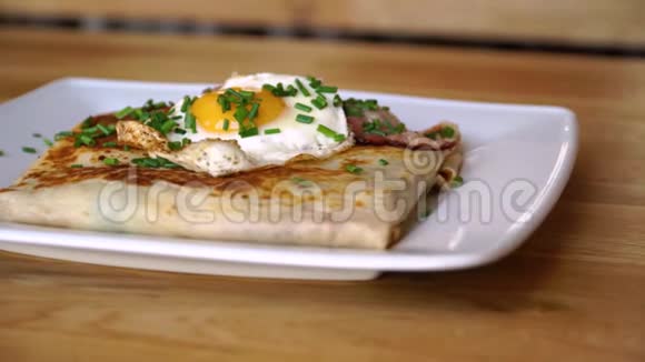 美味的早餐薄饼和菠菜及鸡蛋视频的预览图