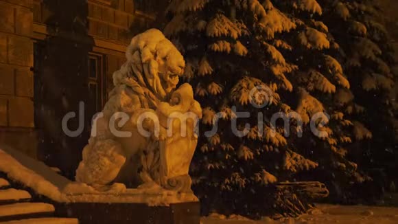 白雪覆盖的白色大狮子雕像视频的预览图