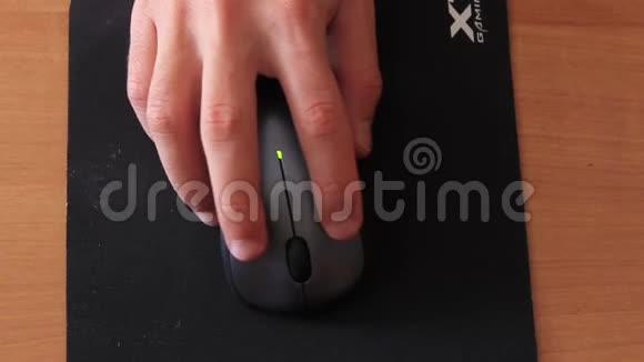 手握电脑鼠标使用它视频的预览图