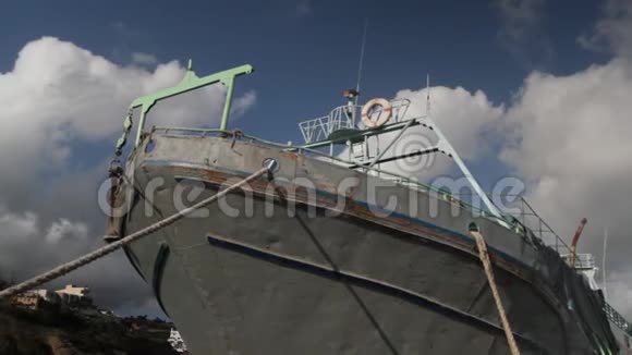 地中海一艘大渔船的船首视频的预览图
