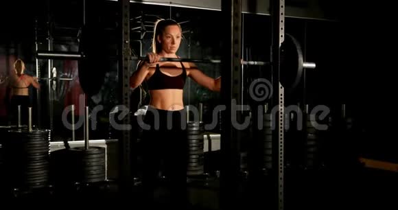 女运动员用杠铃4k运动视频的预览图