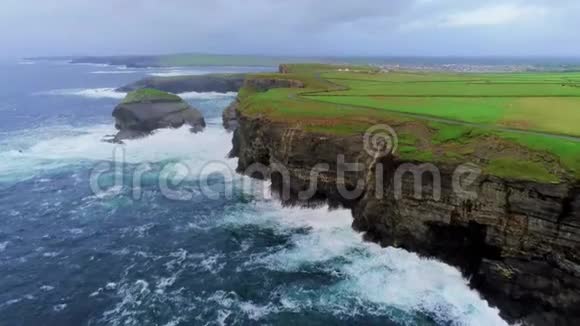 可怕的无人机飞行沿爱尔兰西海岸视频的预览图