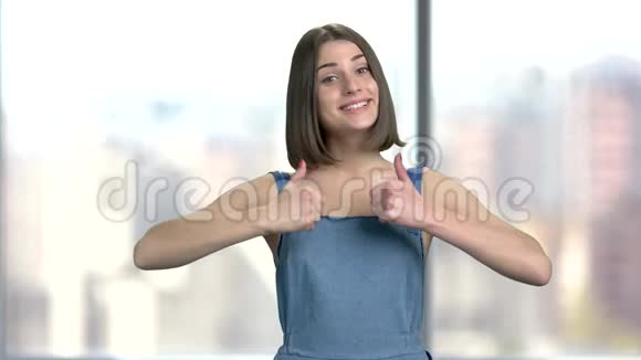漂亮的女孩用两只手做手势视频的预览图