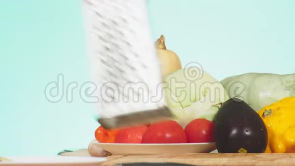 雌性的手擦在磨碎的胡萝卜上蔬菜混合物用于烹饪蔬菜炖背景色4k视频的预览图