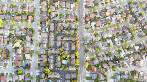 春天住宅的鸟瞰图美国社区郊区房地产无人机拍摄日落阳光视频的预览图