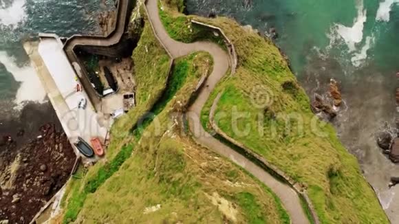 登昆码头的无人机飞行爱尔兰著名的地标视频的预览图