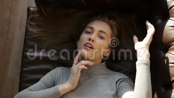 女孩在邀请SMBD躺在沙发上视频的预览图