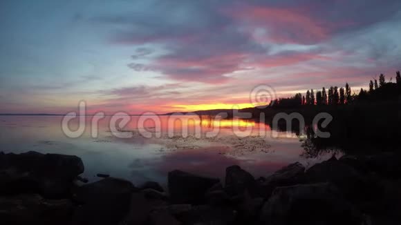 匈牙利Szigliget村巴拉顿湖上美丽的日落景观视频的预览图