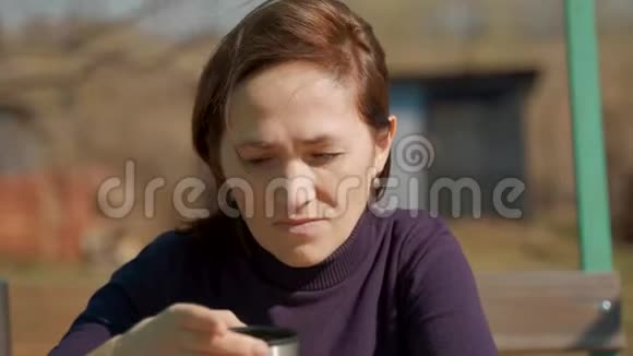 女人在户外喝热茶视频的预览图