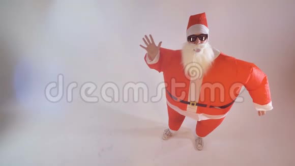 戴着太阳镜的圣诞老人慢慢地挥动着双手视频的预览图