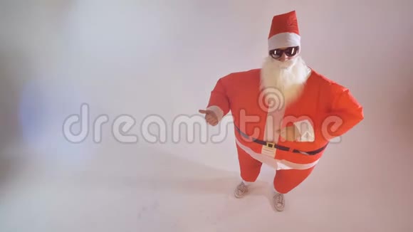 戴着太阳镜的圣诞老人指着什么东西视频的预览图