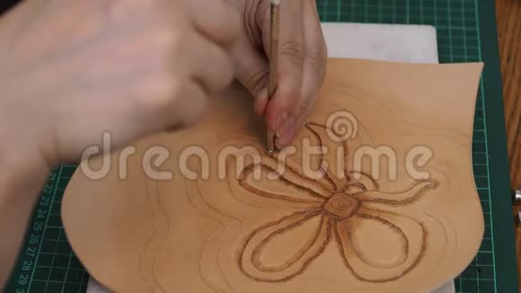 工匠用Beveler冲压工具在皮革上印花浮雕视频的预览图