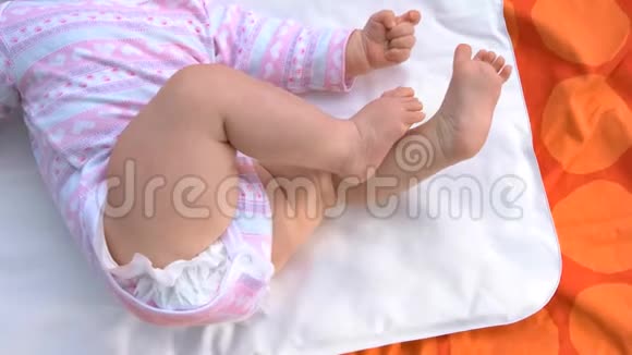 新生儿躺在地毯上视频的预览图