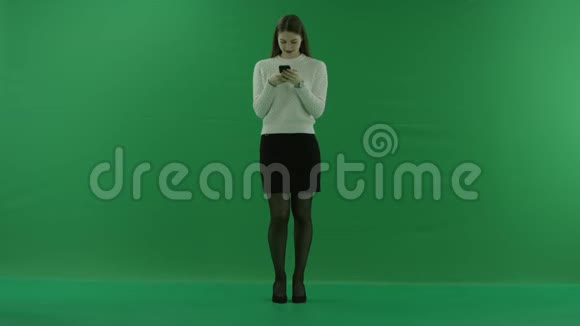 那个女孩在绿色屏幕上的手机上发短信说一些好东西视频的预览图