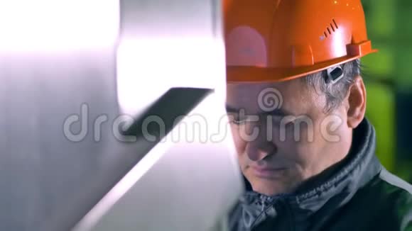 工程师画像在一家工业工厂操作控制面板4K视频的预览图