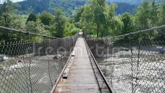 在生态小路上的小木桥上过河视频的预览图