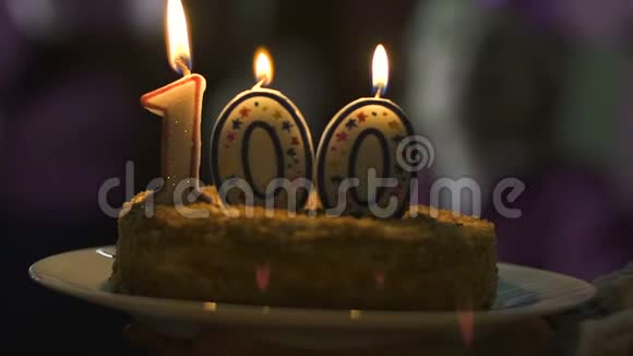 在100周年纪念蛋糕上燃烧的蜡烛订户数量公司成功视频的预览图