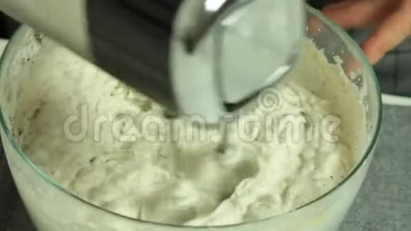如何制作牛腰紫薇蛋糕奶油视频的预览图