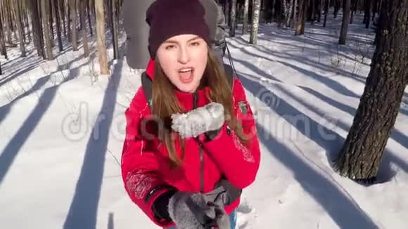 开朗微笑积极的女远足者从手心吹雪自拍视频的预览图