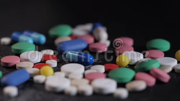领取养老金的妇女从彩色药物中选择一粒片剂老年概念药物药丸视频的预览图