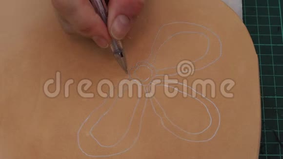 工匠在雕刻前用笔在粗皮上画花素描视频的预览图