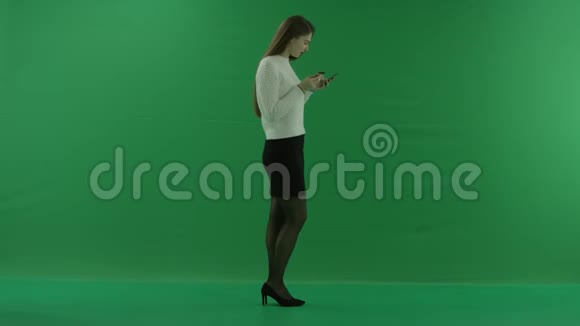 女孩站在她的右边在电话里输入信用卡的数据然后在最后挥动她的手视频的预览图