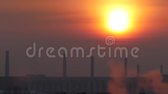 随着城市建筑上夏季早晨的日出时间的流逝视频的预览图