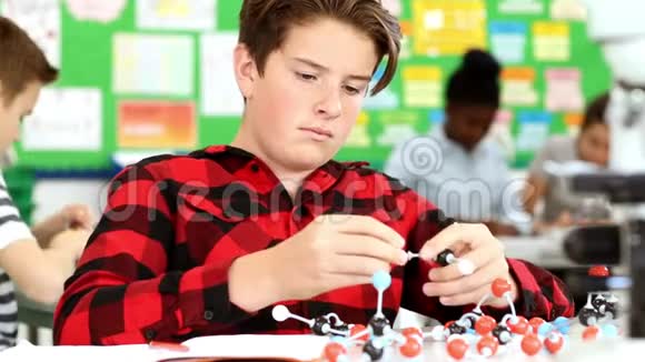 科学课用分子模型工具包的男生视频的预览图