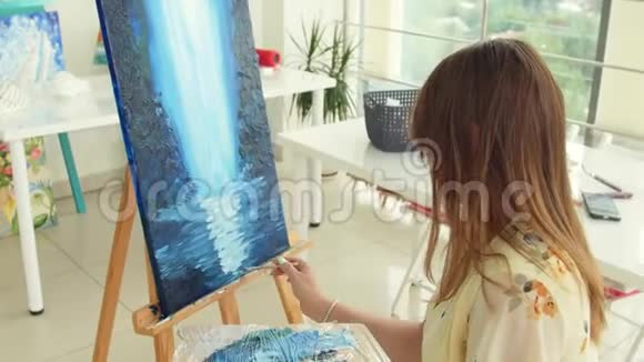 艺术创意爱好工作和创意职业理念年轻可爱的女孩在艺术工作室画画视频的预览图
