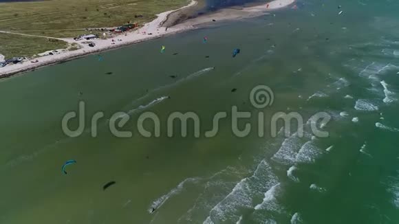 从高处看夏天人们在海上玩风筝视频的预览图