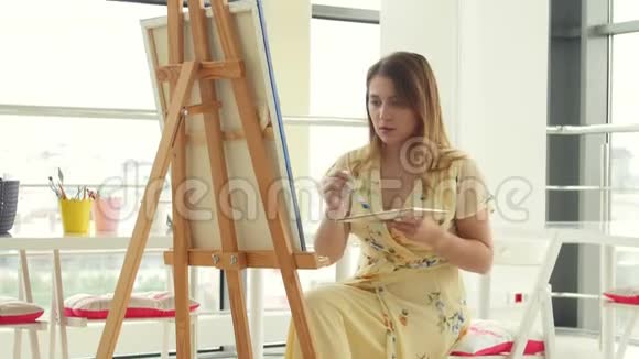 艺术创意爱好工作和创意职业理念年轻可爱的女孩在艺术工作室画画视频的预览图