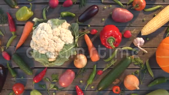 蔬菜混合在桌子上视频的预览图