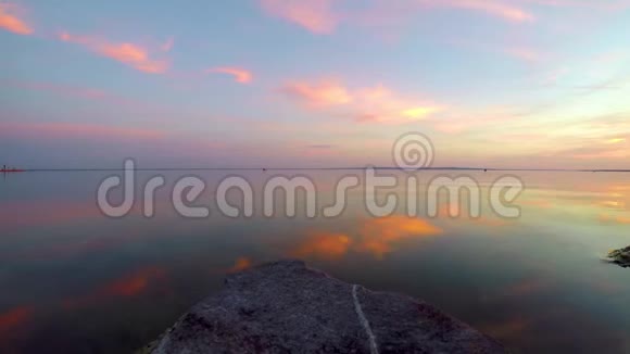 匈牙利Szigliget村巴拉顿湖上美丽的日落景观视频的预览图