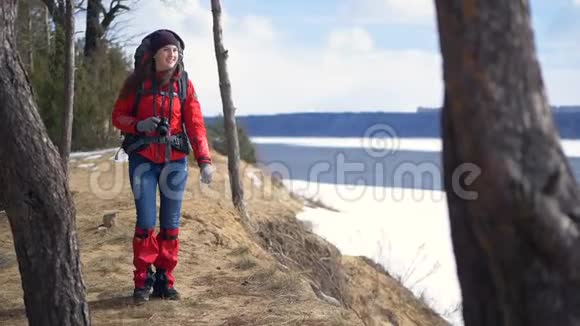 年轻活跃的快乐女人在山上徒步旅行用光电相机拍照视频的预览图