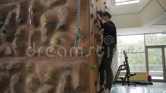 巨石教练展示了女人在攀爬墙上移动视频的预览图