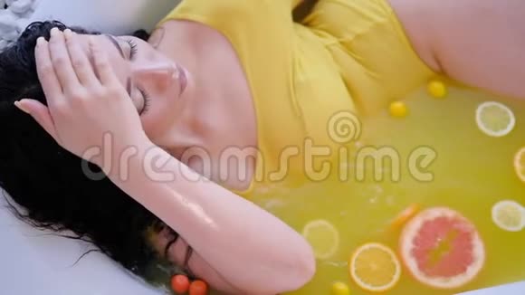 自然美容身体积极胖嘟嘟的女人洗澡视频的预览图