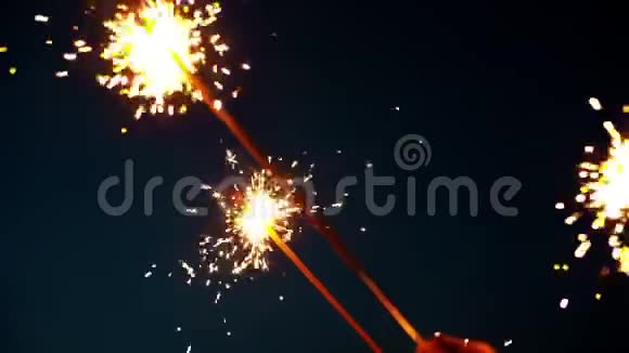 烟火闪耀背景中有灯光减轻圣诞节的火花视频的预览图