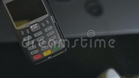 顶部的人使用非接触式支付与智能手机手机上的绿色屏幕模板视频的预览图