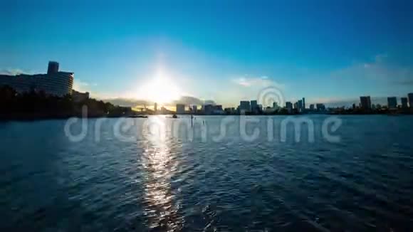日本大叶东京湾地区夕阳西下视频的预览图