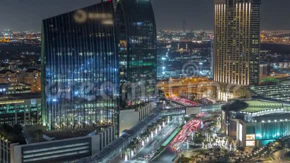 迪拜市中心街道繁忙的交通和摩天大楼周围的夜间时间视频的预览图