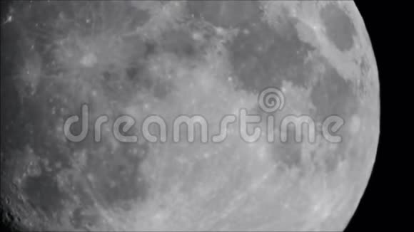 月亮偏了在黑暗的天空中移动视频的预览图
