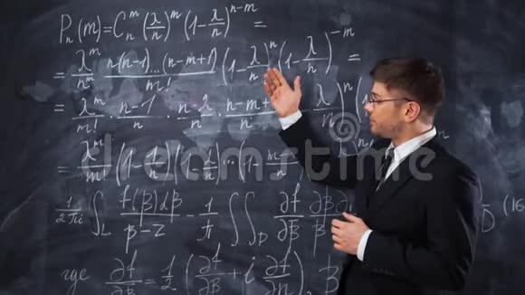 青年教师或学生解释硬数学方程式的决定视频的预览图