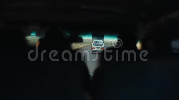 从一辆移动的车里看人们坐在货车里在非洲汽车在阳光明媚的日子里穿过乡间公路视频的预览图