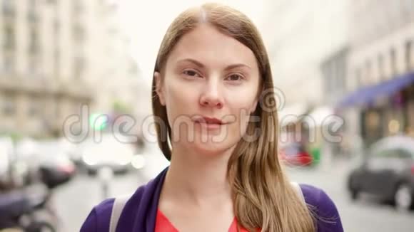 站在城市街道上的漂亮女人的肖像看着相机微笑欧洲女商人视频的预览图
