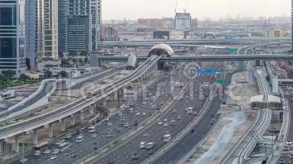从空中俯瞰到迪拜码头附近的谢赫扎耶德路和JLT白天到晚上迪拜视频的预览图