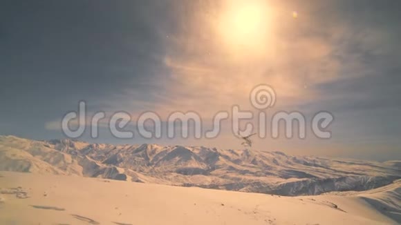 直升机在雪山和日落的背景下飞行视频的预览图