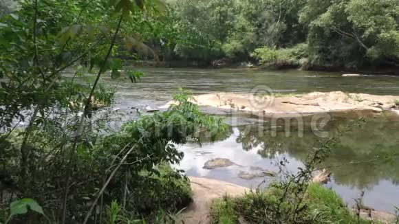 佐治亚州塞特尔斯桥公园一个放大流动的水和岩石在查塔霍切河视频的预览图