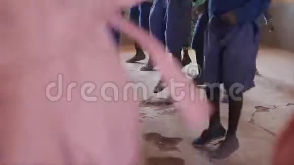 近距离观看跳舞的儿童腿脚非洲男孩和女孩在学校视频的预览图